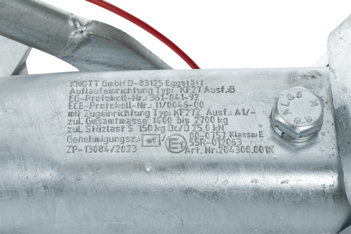 KNOTT KF27B ráfutószerkezet K27A vonóhoroggal 2700 kg-os pótkocsihoz, V-típusú vonórúddal és támasztókerék-konzollal