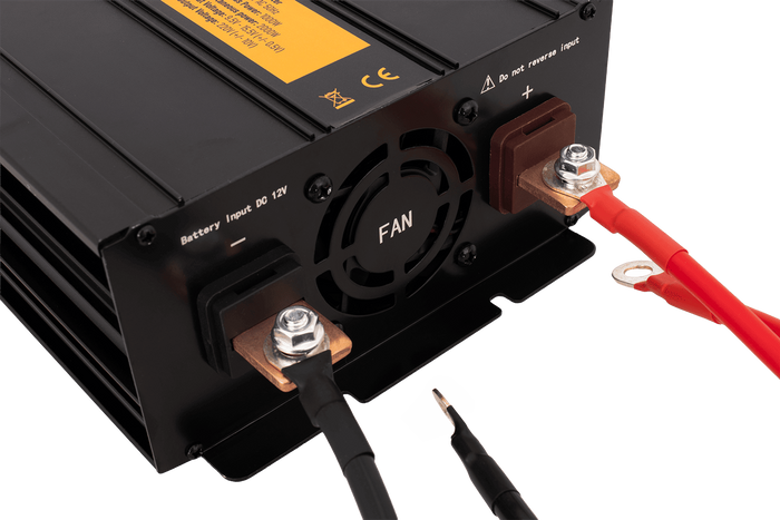 Feszültségváltó 12V/230V (1000/2000W) KAMAR E1926