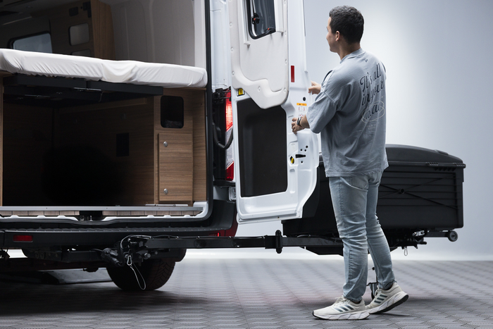 Vonóhorogra szerelhető csomagtartó doboz Camper Alpha fekete LED (hosszú)