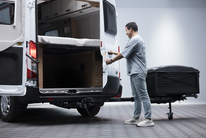 Vonóhorogra szerelhető csomagtartó doboz Camper Alpha fekete LED (hosszú)