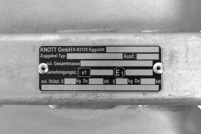 KNOTT KQ14-A+KZE7.5 gömbfejes vonóhorog 1400 kg-os pótkocsihoz V-típusú vonórúddal
