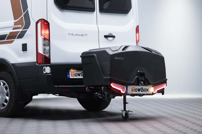 Vonóhorogra szerelhető csomagtartó doboz Camper Alpha fekete LED (hosszú)