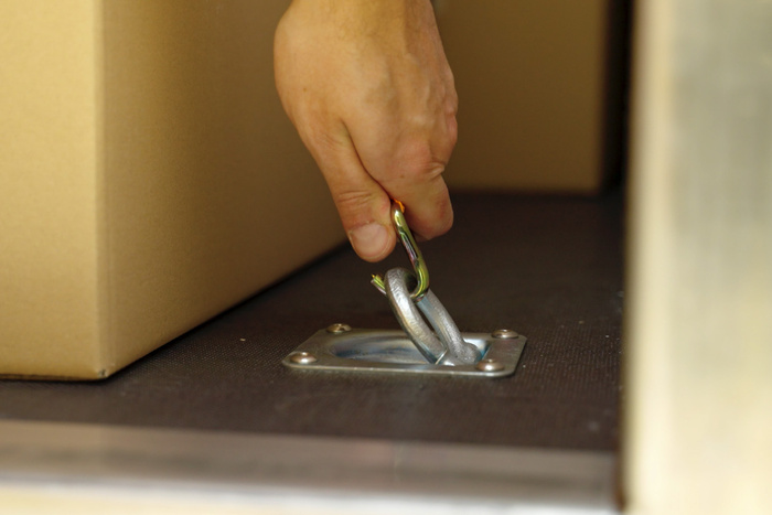 WINTERHOFF süllyesztett padlókonzol pótkocsi rakományrögzítő hevedereinek rögzítéséhez