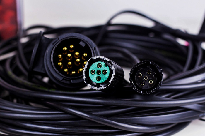 Lámpakészlet: FRISTOM LED hátsó lámpák + HORPOL LED oldalsó helyzetjelző lámpák + MANTES 5,5 m-es 13 tűs kábelköteg