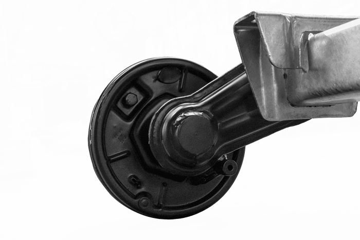 KNOTT VGB13 fékezett tengely pótkocsihoz/autószállítóhoz 1350kg 1350mm 1800mm 5x112