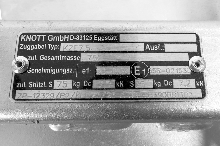 KNOTT K7.5-H+KZE7.5 gömbfejes vonóhorog tartóval és kábellel 750 kg-os pótkocsihoz V-típusú vonórúddal