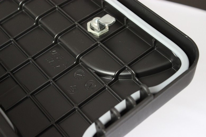 DAKEN 82203 BLACKIT szerszámosláda 750x300x355mm 50.6l rögzítőkonzolokkal